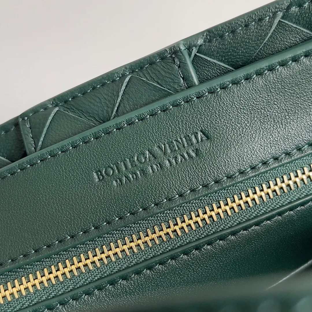 The 2023 new Andiamo batch of 1860 BV has been shipped‼ ️Really popular🔥The new Andiamo woven handbag launched by Bottega Veneta this season is really popular all over the world! ! Celebrities at home and abroad have worn it, and Oscar-winning actress Michelle Yeoh has taken it out on the street. Song Jia, Trai Yara, Yu Feihong, Sanji Ayaka, Rosie Hunting-Whiteley, Yoshioka Riho, etc. have all picked up this bag. It is classic and versatile, showing off its temperament, and the bag capacity is also large, which is very convenient for daily commuting! ! A variety of carrying methods, the shoulder straps can be adjusted by yourself, the original lambskin feels soft and delicate, and the neutral style is made to break gender boundaries and bring a more practical and longer-lasting use experience. Andiamo, which has both elegant and casual styles, perfectly interprets the true appearance of "fashionable old money style". Style number: 743568 Size: 25*22*10.5cm